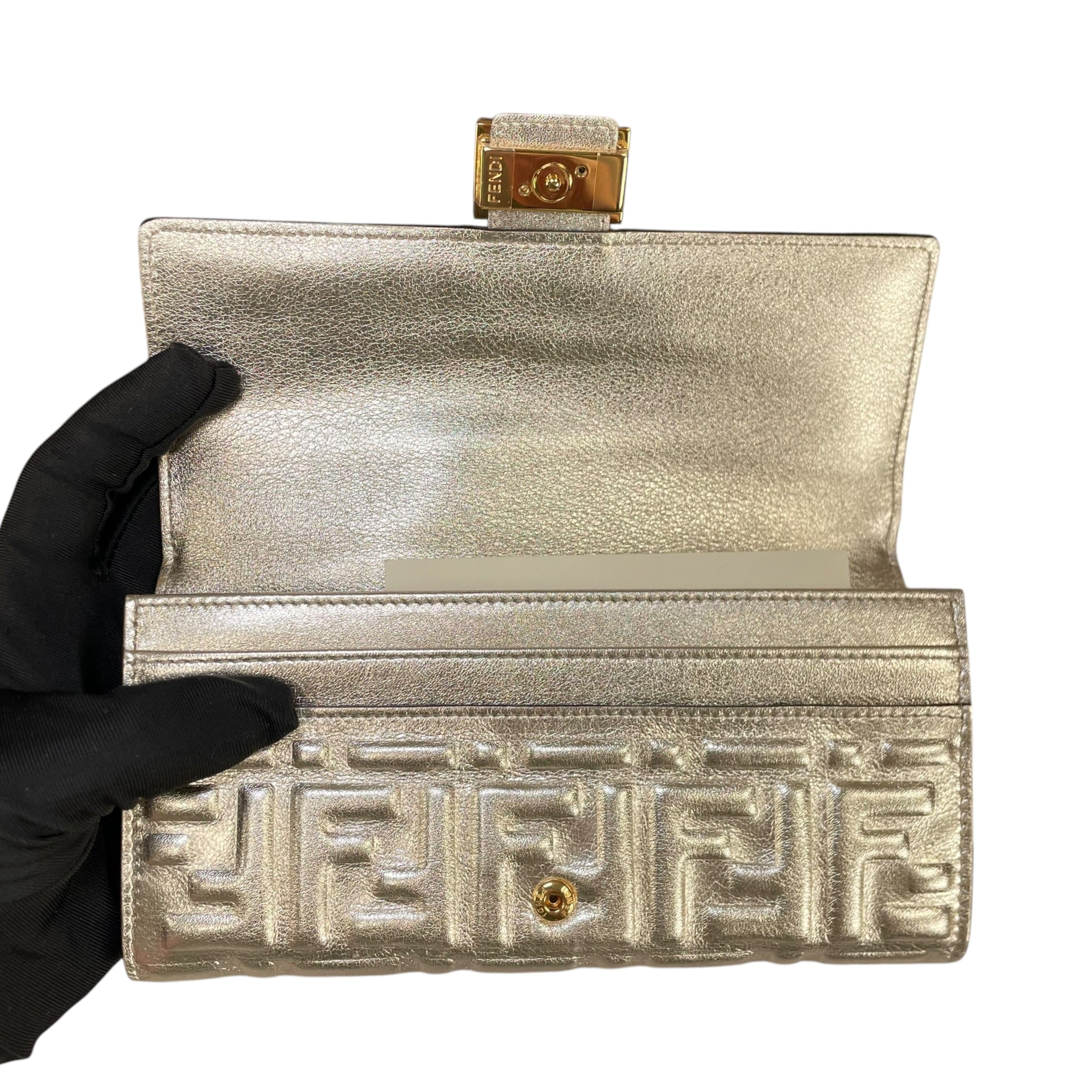 Fendi バゲットコンチネンタル財布　ゴールド Fendi Zucca Baguette Leather Metallic Gold Silver Continental Long