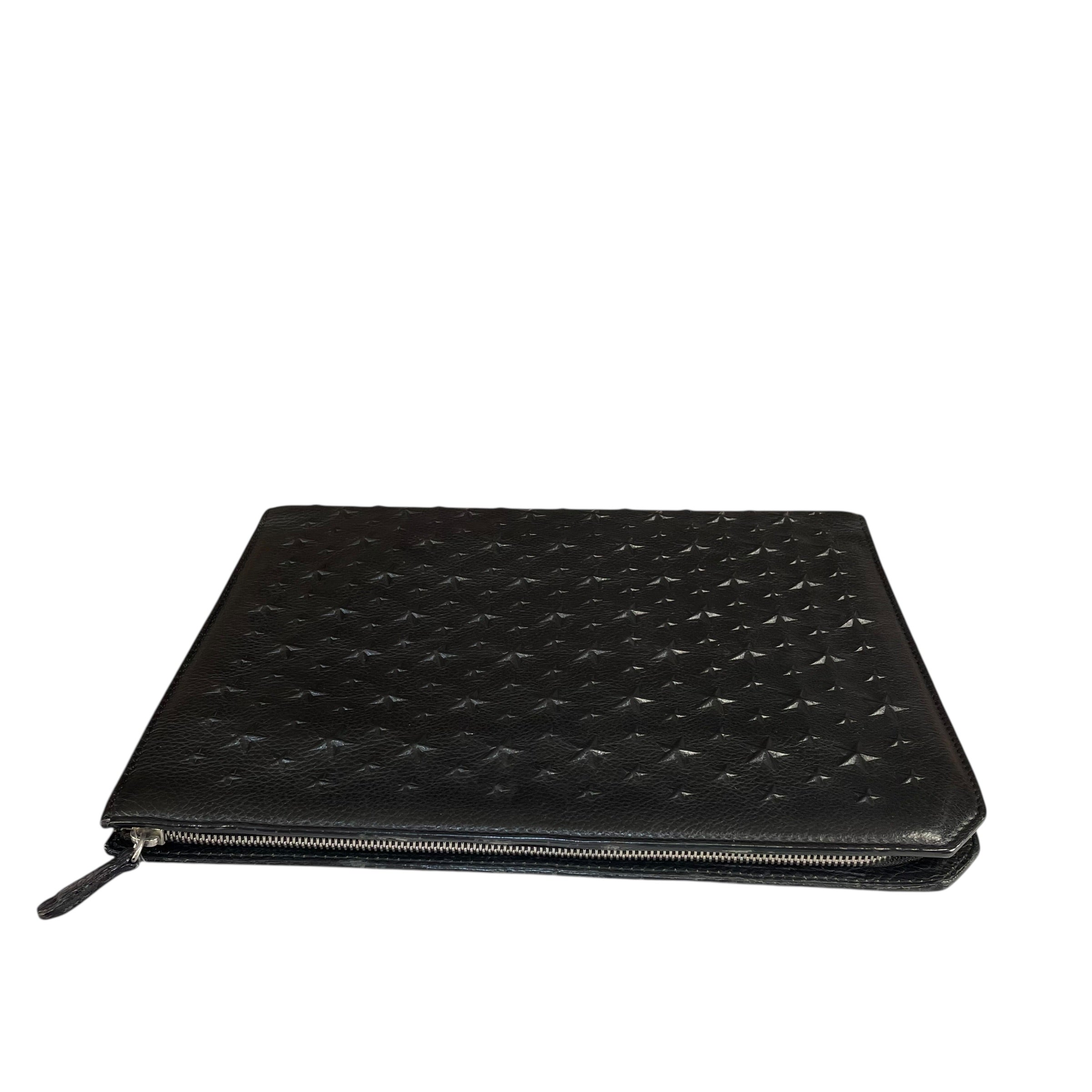 【美品】JIMMY CHOO iPadケース ブラック レザー 高級　保存袋付 Jimmy Choo Derek XL Black Stars-All-Over Embossed Leather